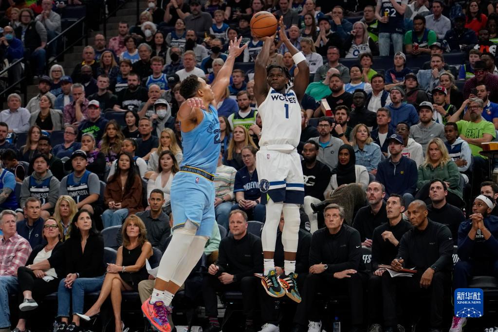NBA季后赛首轮，爱德华兹绝杀助森林狼晋级